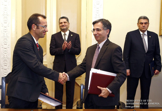 Ստորագրվել է պայմանագիր պրոտոնային արագացուցչի ձեռքբերման վերաբերյալ