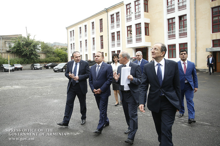 Վարչապետն այցելել է ԵՊՀ-ին առընթեր Արտաշես Շահինյանի անվան ֆիզիկամաթեմատիկական դպրոց