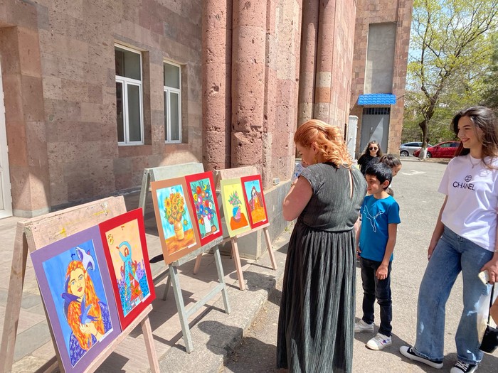 Քաղաքացու օրվա առթիվ անցկացվել են տարաբնույթ մշակութային միջոցառումներ, ցուցահանդեսներ, քննարկում-բա