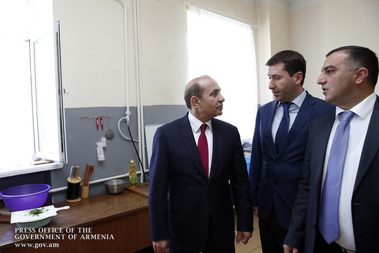 Վարչապետը ՄԻՊ գրասենյակի բացահայտումների հետքերով այցելել է Բյուրեղավանի գիշերօթիկ հաստատություն