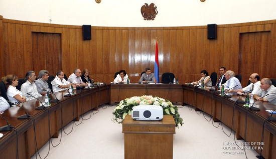 Կառավարության ղեկավարն ընդունել է արվեստագետների համահայկական համաժողովի մասնակիցներին
