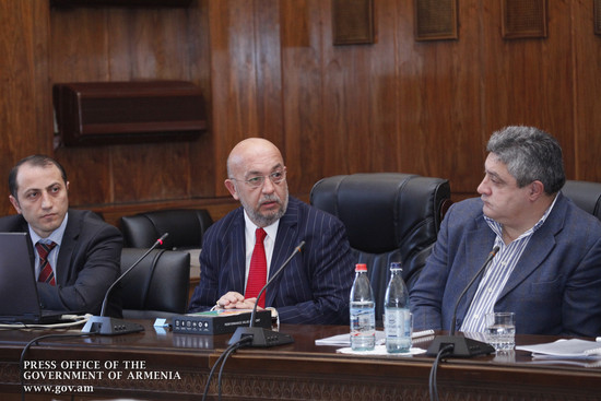 Արդյունաբերական խորհրդի նիստում վարչապետին են ներկայացրել և նվիրել հայկական արտադրության առաջին պլան
