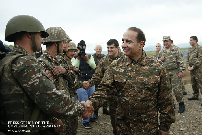 Վարչապետն այցելել է պաշտպանական դիրքեր