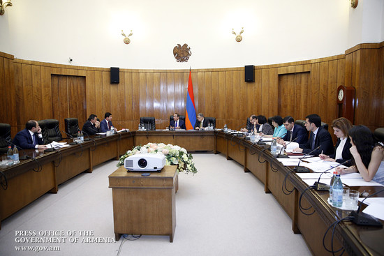 Վարչապետի մոտ մեկնարկել են ՀՀ 2015 թ. պետբյուջեի նախագծի նախնական տարբերակի քննարկումները