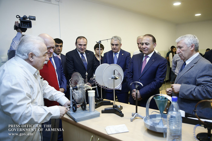 Վարչապետը ծանոթացել է «Քվանտ» վարժարանի կրթական ծրագրերին