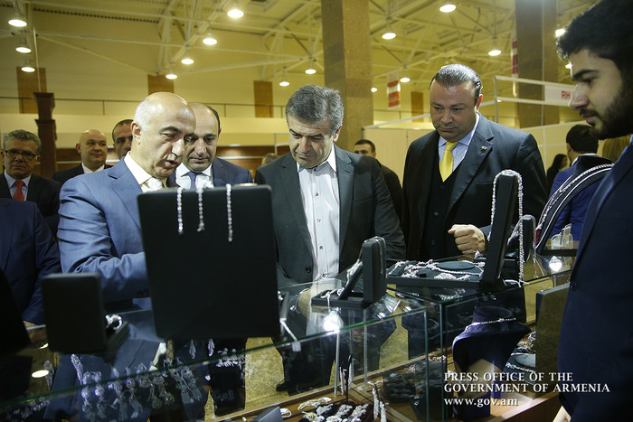 Վարչապետը ծանոթացել է «ՋՈՒՆՎԵՔՍ Երևան շոու-2016» ոսկերչական միջազգային ցուցահանդեսին ներկայացված աշխ