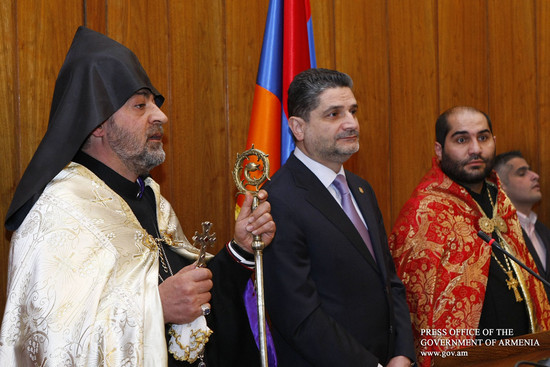 Մինասի որմնանկարները` կառավարությունում