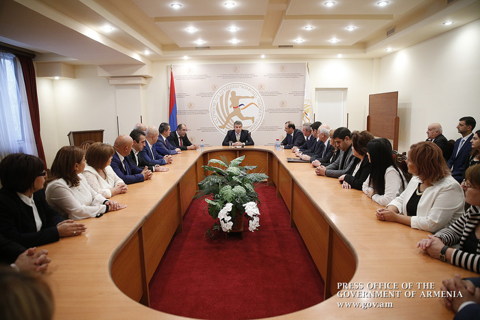 Վարչապետը Սպորտի և երիտասարդության, Բնապահպանության, Առողջապահության, Մշակույթի և Էկոնոմիկայի նախարա