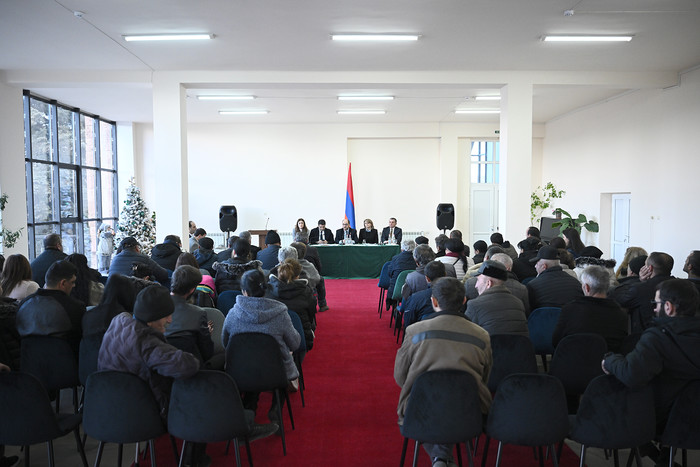 Արայիկ Հարությունյանը Գավառի մշակույթի կենտրոնում հանդիպում է ունեցել տեղահանված անձանց հետ