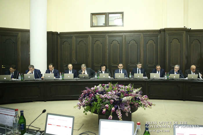 Վարչապետն առաջարկել է Ամանորին ընդառաջ խստացնել վերահսկողությունը գերիշխող ապրանքային շուկաներում