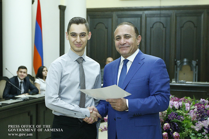 Վարչապետը շնորհավորել է 2014-2015 թթ. ուսումնական տարվա հանրապետական օլիմպիադայի հաղթողներին