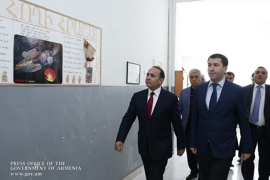 Վարչապետը ՄԻՊ գրասենյակի բացահայտումների հետքերով այցելել է Բյուրեղավանի գիշերօթիկ հաստատություն