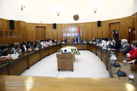 Վարչապետն ընդունել է Ֆիրդուսի թաղամասի բնակիչներին