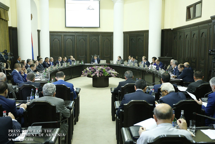 Վարչապետը հանձնարարել է հստակեցնել և պարզեցնել պետական մարմինների կողմից լիցենզիաների և այլ փաստաթղթ
