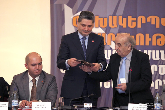 Վարչապետը ներկա է գտնվել փոխակերպվող հասարակության խնդիրներին վերաբերող գիտաժողովի բացմանը