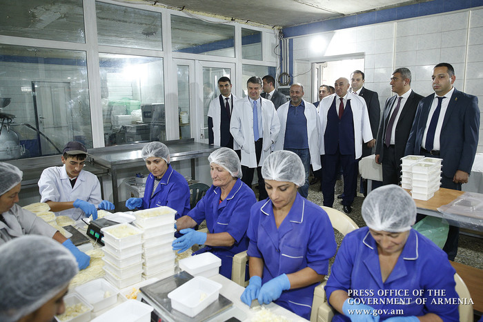 Վարչապետը Գյումրիում ներկա է գտնվել «Աղավնի» արհեստի կենտրոնի բացմանն ու այցելել Ռուսթավելի փողոցի շ