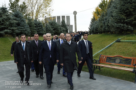 Վարչապետը հարգանքի տուրք է մատուցել հոկտեմբերի 27-ի ոճրագործության զոհերի հիշատակին