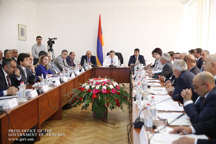 Վարչապետը խորհրդակցություն է անցկացրել Արագածոտնի մարզում և ծանոթացել ֆերմերային տնտեսության ու շոկո