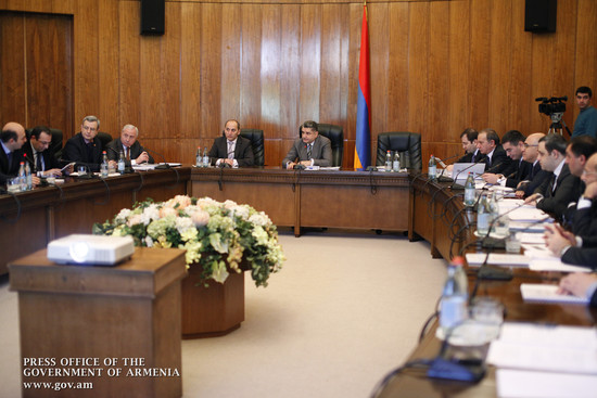 Արդյունաբերական խորհրդի նիստում վարչապետին են ներկայացրել և նվիրել հայկական արտադրության առաջին պլան