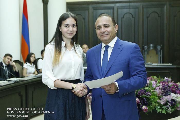 Վարչապետը շնորհավորել է 2014-2015 թթ. ուսումնական տարվա հանրապետական օլիմպիադայի հաղթողներին
