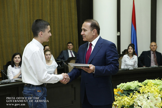 Վարչապետը շնորհավորել է 2013-2014 թթ. ուսումնական տարվա հանրապետական օլիմպիադայի հաղթողներին