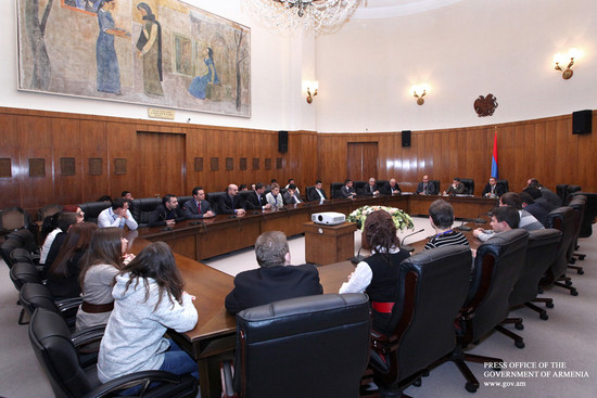 Վարչապետը հանդիպել է երիտասարդ տնտեսագետ ուսանողների միջազգային  գիտաժողովի մասնակիցներին