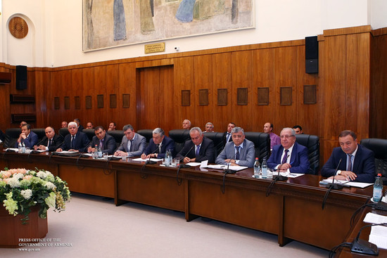 Վարչապետի մոտ ընթանում են ՀՀ 2014 թ. պետբյուջեի նախագծի նախնական տարբերակի քննարկումները
