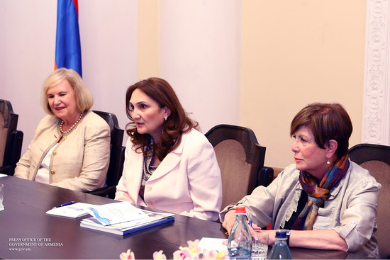 Վարչապետն ընդունել է Հայաստանի երկրորդ միջազգային բուժքույրական համագումարի մասնակիցներին