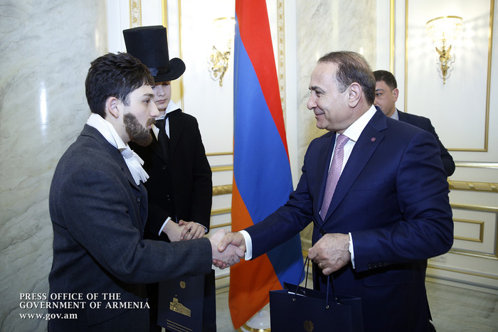 Գիրք նվիրելու օրվա առթիվ վարչապետը հյուրընկալել է մի խումբ դպրոցականների