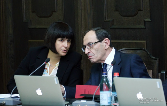 Կառավարությունը ձեռնամուխ է լինում 2014թ. պետբյուջեի նախագծի քննարկմանը