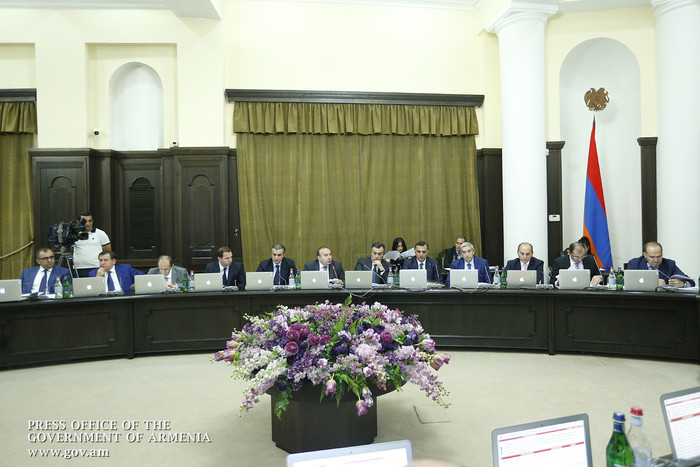 Վարչապետը հանձնարարել է հստակեցնել և պարզեցնել պետական մարմինների կողմից լիցենզիաների և այլ փաստաթղթ
