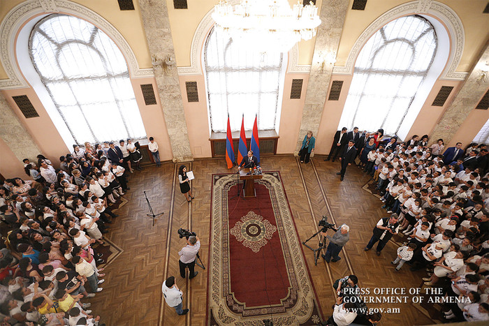 Վարչապետը հանդիպել է սահմանապահ համայնքների աշակերտներին