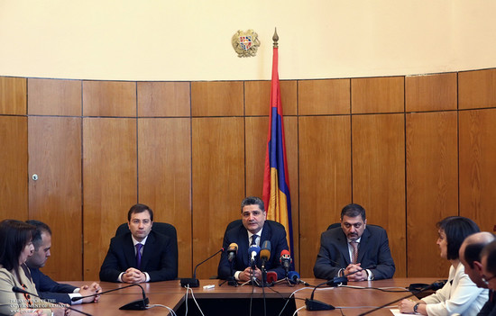 Վարչապետն աշխատակազմերին է ներկայացրել նորանշանակ նախարարներին