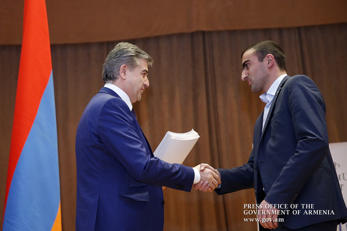 Մարտահրավերները պահանջում են լինել խելացի և կիրթ. Կարեն Կարապետյանն ուսանողներին հանձնել է կրթաթոշակ