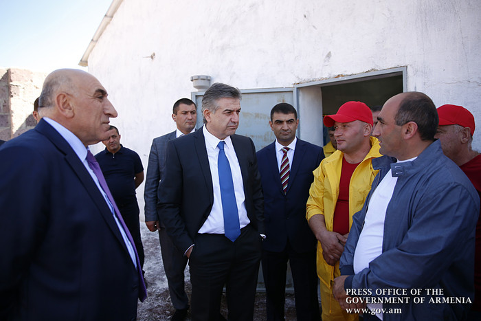Վարչապետը խորհրդակցություն է անցկացրել Արագածոտնի մարզում և ծանոթացել ֆերմերային տնտեսության ու շոկո