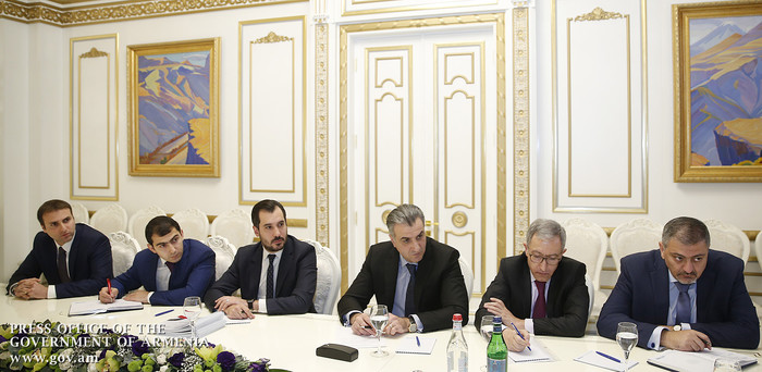 Կառավարությունում քննարկվել են ներդրումային ծրագրերի իրականացմանն ուղղված քայլերը