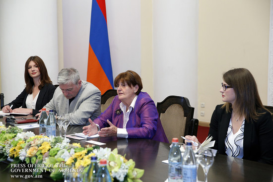 Հովիկ Աբրահամյանն ընդունել է բարոնուհի Քերոլայն Քոքսի գլխավորած պատվիրակությանը