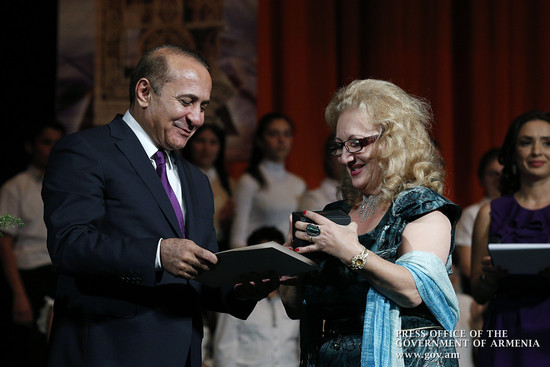 Վարչապետը մրցանակներ է հանձնել ասմունքի հանրապետական մրցույթ-փառատոնի հաղթողներին