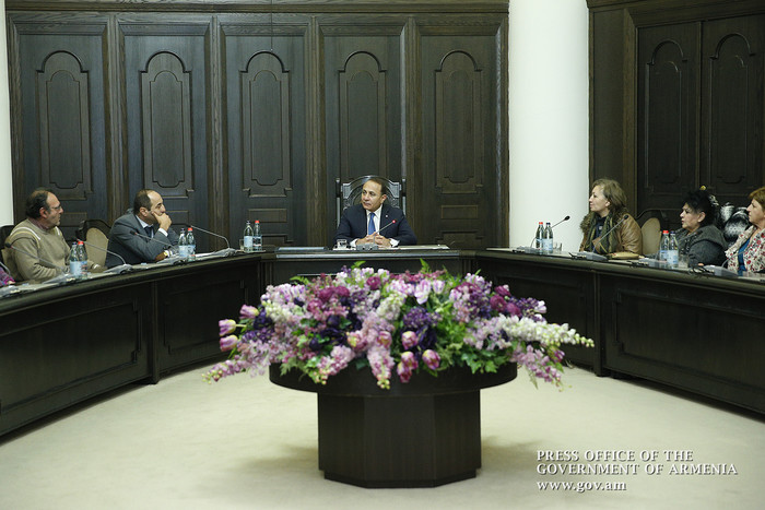 Վարչապետն ընդունել է Երևանի Ֆիրդուսի 33-րդ թաղամասի բնակիչներին