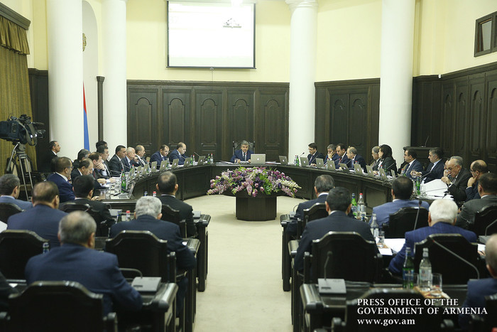 Վարչապետն առաջարկել է Ամանորին ընդառաջ խստացնել վերահսկողությունը գերիշխող ապրանքային շուկաներում