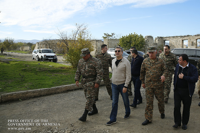 ՀՀ և ԼՂՀ վարչապետները ծանոթացել են մարտական դիրքերում իրականացվող տեխնիկական վերազինման աշխատանքների
