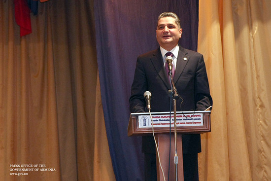 Վարչապետն Ուսուցչի օրվա կապակցությամբ այցելել է Անանիա Շիրակացու անվան ճեմարան և նախակրթարան