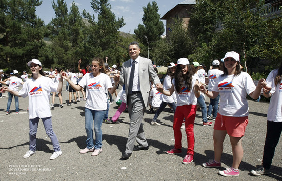 Վարչապետը հանդիպել է Հանքավանի «Լուսաբաց» ճամբարում հանգստացող սիրիահայ երեխաներին