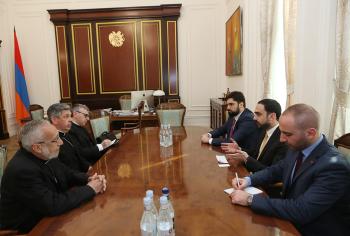 Փոխվարչապետ Տիգրան Ավինյանն ընդունել է Սուրբ Աթոռի առաքելական նվիրակին