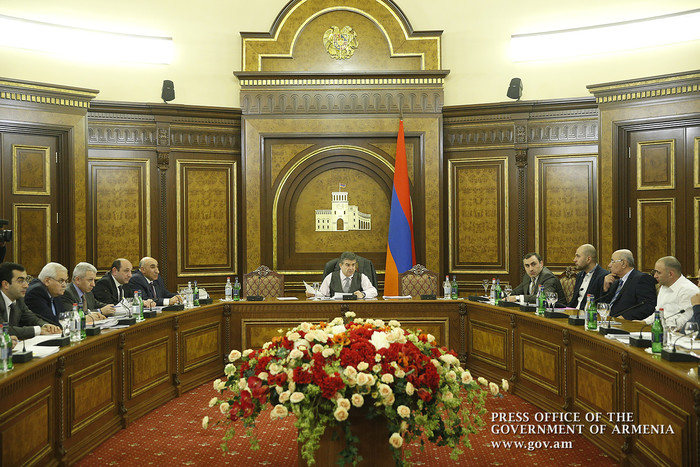 Վարչապետը հանդիպել է 6 մարզից 11 ներդրումային ծրագիր ներկայացրած գործարարների հետ