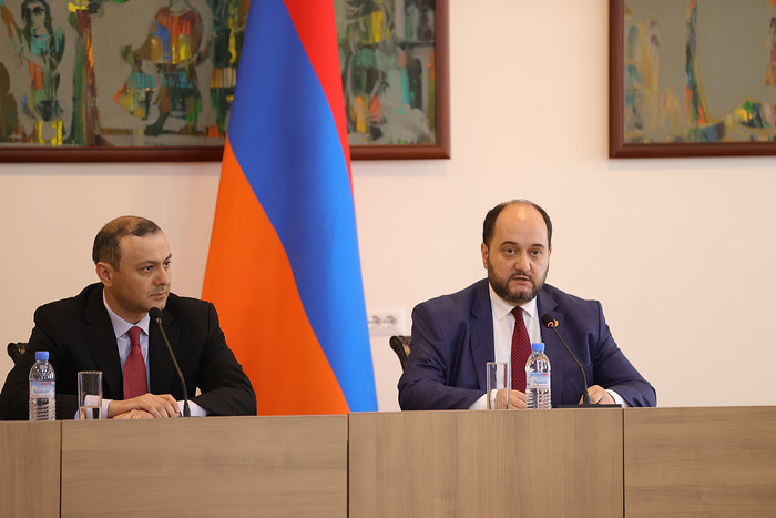 Արայիկ Հարությունյանն ԱԳՆ աշխատակազմին է ներկայացրել նախարարի նորանշանակ առաջին տեղակալ Արմեն Գրիգոր