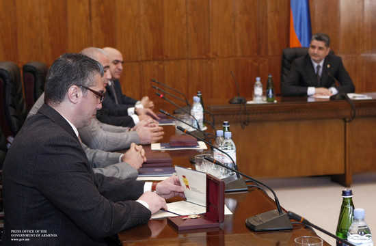 Վարչապետը հուշամեդալներով է պարգևատրել Հայաստանի տնտեսությունում ներդրումներ կատարած գործարարներին