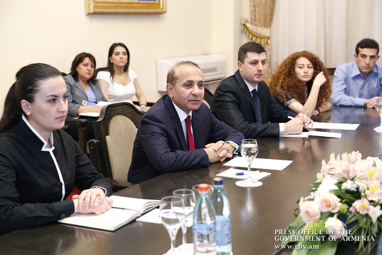 Վարչապետն ընդունել է ՀՊՏՀ Գյումրու մասնաճյուղի ուսանողներին