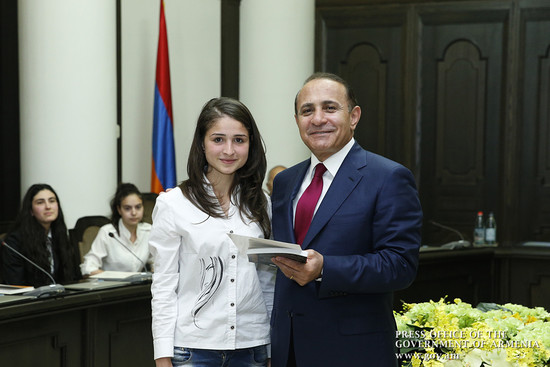 Վարչապետը շնորհավորել է 2013-2014 թթ. ուսումնական տարվա հանրապետական օլիմպիադայի հաղթողներին