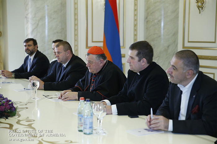 Վարչապետ Աբրահամյանն ընդունել է Չեխիայի կաթոլիկ եկեղեցու առաջնորդ Կարդինալ Դոմինիկ Դուկային